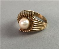 Lot 360 - A NINE CARAT GOLD PEARL RING