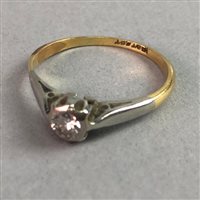 Lot 370 - A DIAMOND SOLITAIRE RING