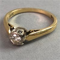 Lot 276 - A DIAMOND SOLITAIRE RING