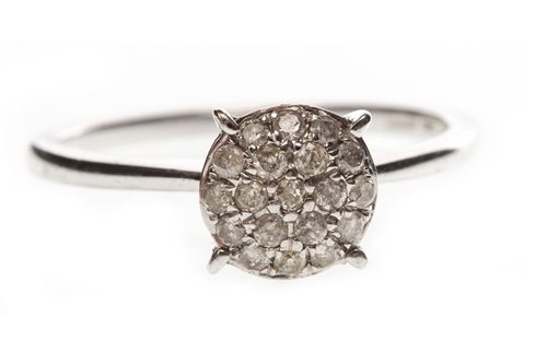 Lot 42 - A DIAMOND CLUSTER RING