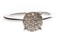Lot 42 - A DIAMOND CLUSTER RING