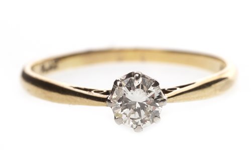 Lot 117 - A DIAMOND SOLITAIRE RING