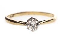 Lot 117 - A DIAMOND SOLITAIRE RING