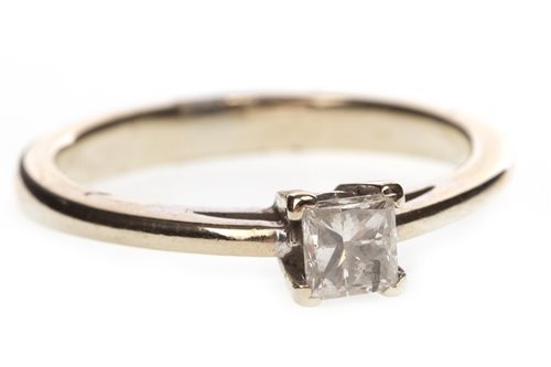 Lot 146 - A DIAMOND SOLITAIRE RING