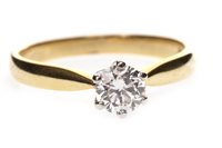 Lot 190 - A DIAMOND SOLITAIRE RING
