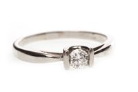 Lot 195 - A DIAMOND SOLITAIRE RING