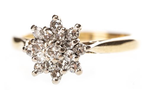 Lot 87 - A DIAMOND CLUSTER RING