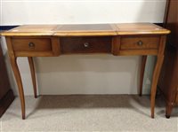 Lot 251 - A REPRODUCTION SIDE TABLE