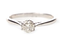 Lot 107 - A DIAMOND SOLITAIRE RING