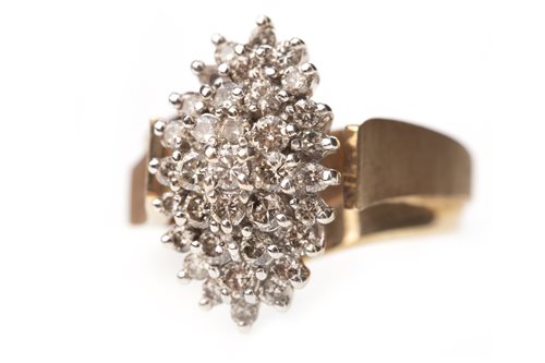Lot 108 - A DIAMOND CLUSTER RING
