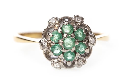 Lot 169 - A GREEN GEM SET AND DIAMOND CLUSTER RING
