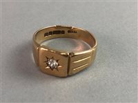Lot 398 - A GENTLEMAN'S DIAMOND SET RING