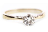 Lot 139 - A DIAMOND SOLITAIRE RING