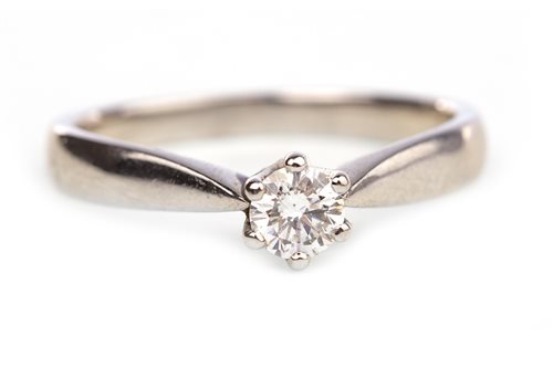 Lot 150 - A DIAMOND SOLITAIRE RING