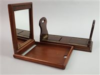 Lot 280 - A MAHOGANY CAMPAIGN MIRROR AND AN EXPANDING BOOK RACK