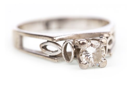 Lot 179 - A DIAMOND SOLITAIRE RING