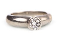Lot 132 - A DIAMOND SOLITAIRE RING