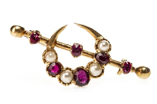Lot 176 - A VICTORIAN RED GEM AND PEARL SET BROOCH