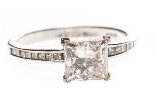Lot 220 - A DIAMOND SOLITAIRE RING