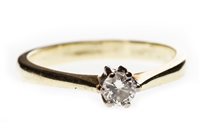 Lot 242 - A DIAMOND SOLITAIRE RING