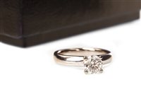 Lot 9 - A DIAMOND SOLITAIRE RING