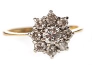 Lot 276 - A DIAMOND CLUSTER RING