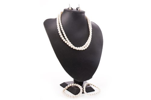 Lot 279 - A COLLECTION OF PEARL JEWELLERY