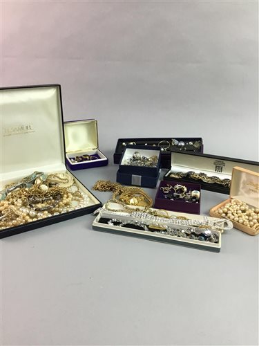Lot 20 - A LARGE COLLECTION OF SILVER AND COSTUME JEWELLERY