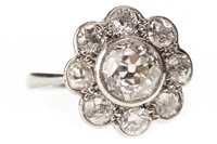 Lot 313 - A DIAMOND CLUSTER RING