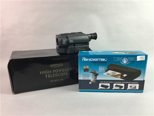 Lot 174 - A ZENNOX HIGH POWERED TELESCOPE AND CAMERA EQUIPMENT