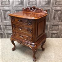 Lot 226 - A REPRODUCTION GEORGIAN STYLE CHEST OF DRAWERS