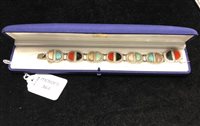 Lot 364 - AN AGATE AND SILVER BRACELET
