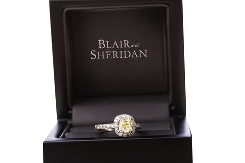 Lot 30 - A CERTIFICATED NATURAL YELLOW AND WHITE DIAMOND RING