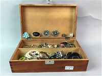 Lot 8 - A COLLECTION OF COSTUME JEWELLERY