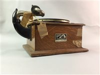 Lot 197 - A PORTABLE WIND UP GRAMOPHONE AND RECORDS