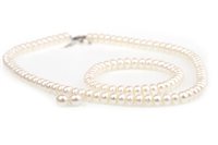 Lot 89 - A SUITE OF PEARL JEWELLERY