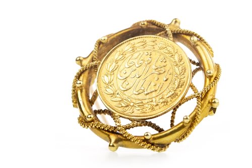 Lot 512 - A PERSIAN COIN MOUNTED IN A BROOCH
