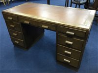 Lot 109 - AN EARLY 20TH CENTURY OAK KNEE HOLE DESK