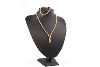 Lot 6 - A GOLD NECKLACE WITH MATCHING BRACELET