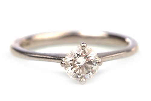 Lot 110 - A DIAMOND SOLITAIRE RING