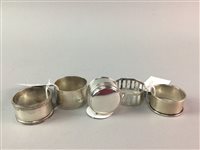 Lot 178 - A SILVER PILL BOX AND FOUR SILVER NAPKIN RINGS