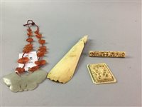 Lot 258 - A CHINESE HARDSTONE NECKLACE, TWO BROOCHES AND A SHOE HORN