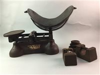 Lot 272 - A VINTAGE AVERY POTATO SCALE WITH WEIGHTS