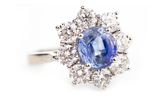 Lot 134 - A SAPPHIRE AND DIAMOND CLUSTER RING
