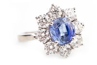 Lot 134 - A SAPPHIRE AND DIAMOND CLUSTER RING