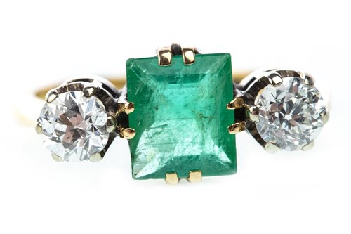 Lot 129 - A GREEN GEM AND DIAMOND RING