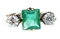 Lot 129 - A GREEN GEM AND DIAMOND RING