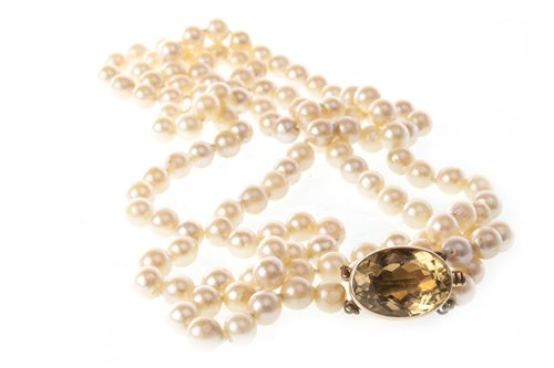 Lot 136 - A PEARL NECKLACE WITH GEM SET CLASP
