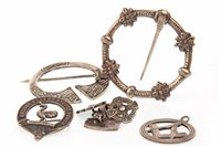 Lot 161 - A GROUP OF SCOTTISH SILVER AND OTHER JEWELLERY