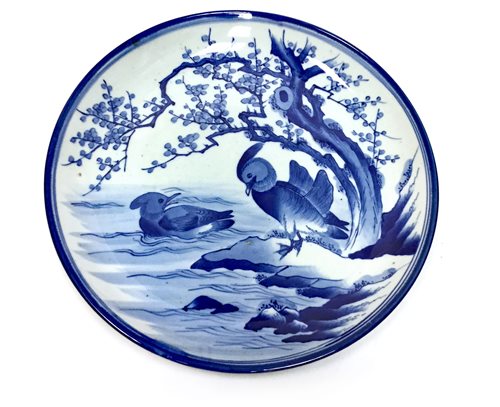 Lot 1181 - A JAPANESE BLUE AND WHITE CHARGER